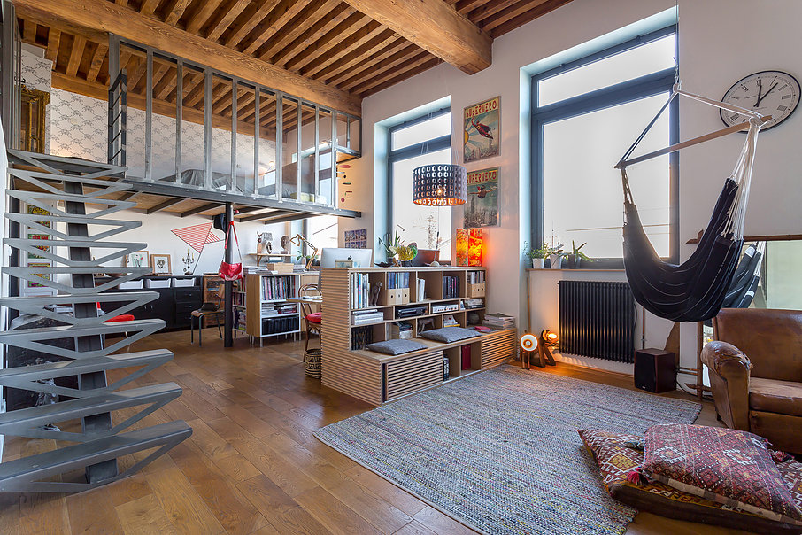 Un canut Mix &amp; match - pièce de vie de 50 m2 avec mezzanine et grande hauteur sous plafond à la française