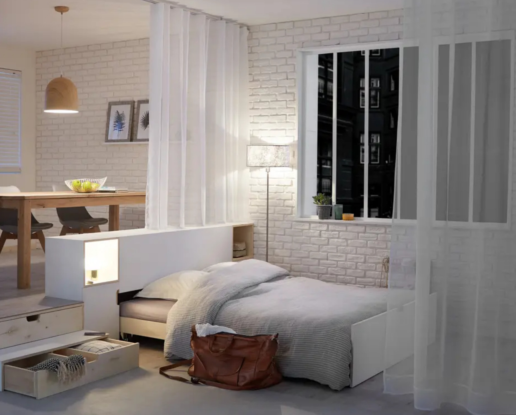 Un lit caché sous une estrade dans le salon d'un studio ch