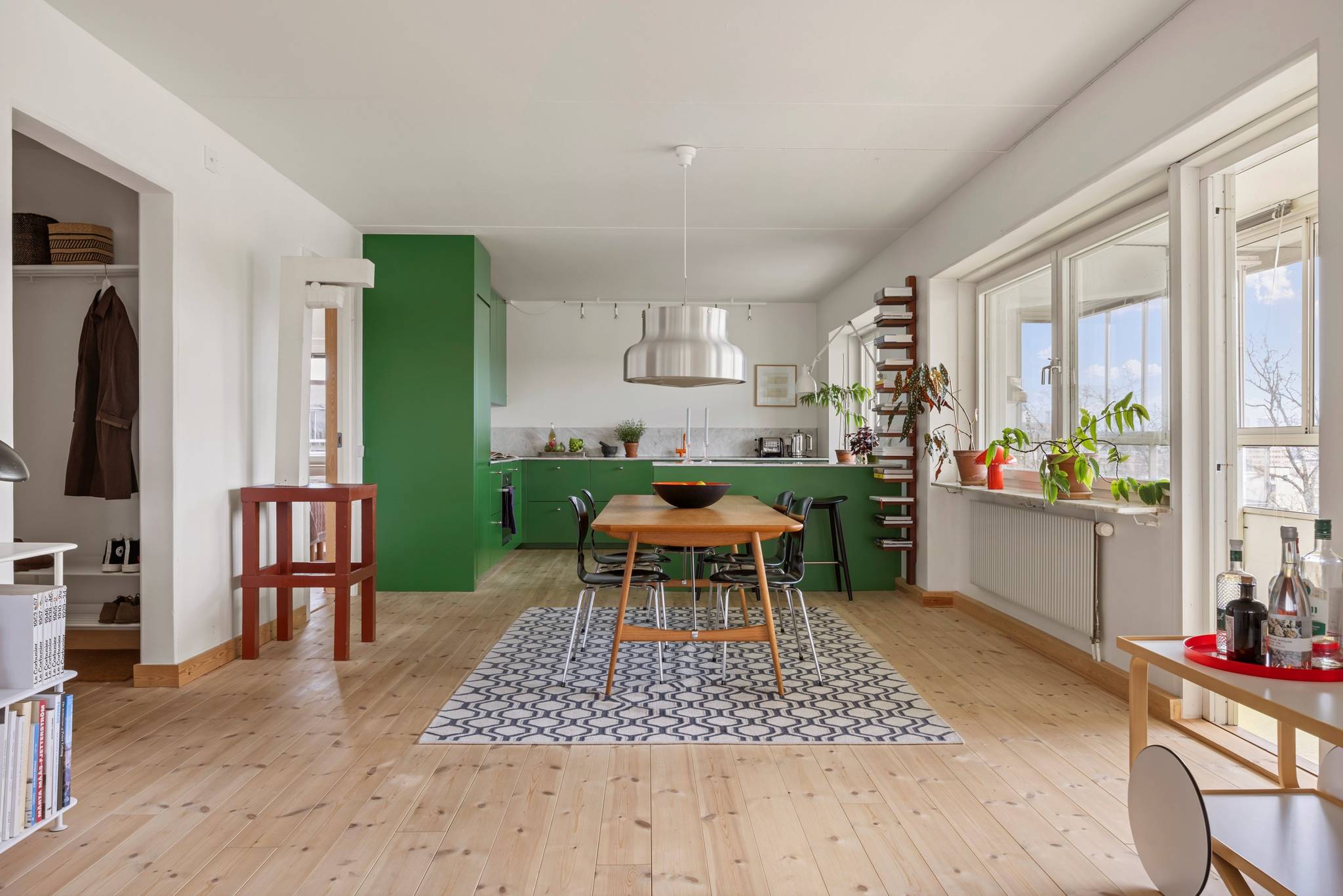 A sixties-style apartment with a green kitchen and cheerful colors NO1
